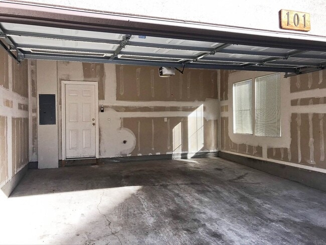 Building Photo - Dream Location! Attached 2 Car Garage!