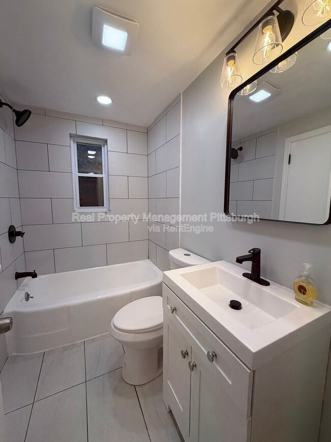 Building Photo - 1053 Edward Dr