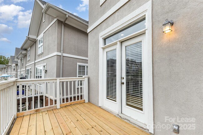 Building Photo - 817 W 4th St