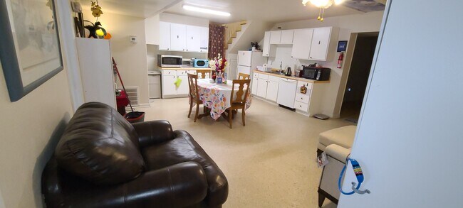 Building Photo - 486 Pinewood St