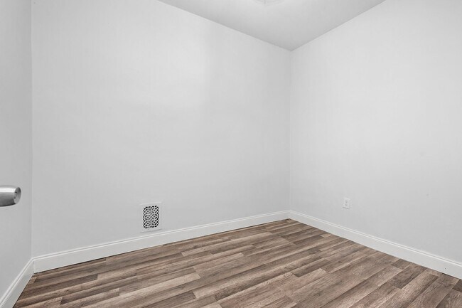 Building Photo - Beautifully Renovated 4 Bedroom 2.5 Bathroom Rental in McElderry Park VOUCHER Holders Wanted