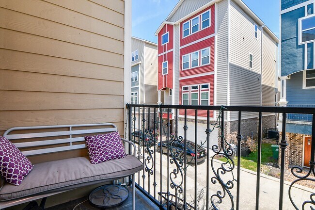 Building Photo - 2109 Bidwell Dr