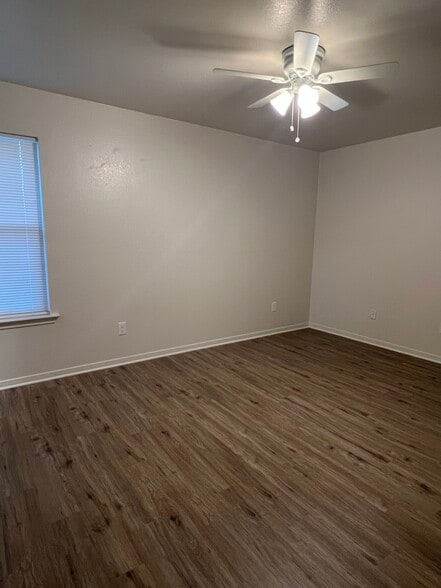 Building Photo - 409 Topeka Ct