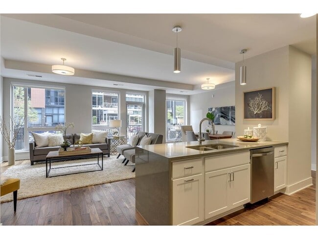 Building Photo - 212 10th Ave S