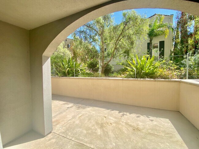 Building Photo - Stylish Coastal Living: Spacious 1BD with ...