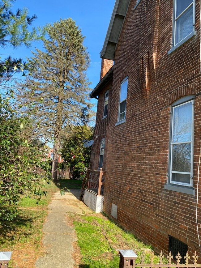 Building Photo - Large Victorian House in Lancaster City wi...