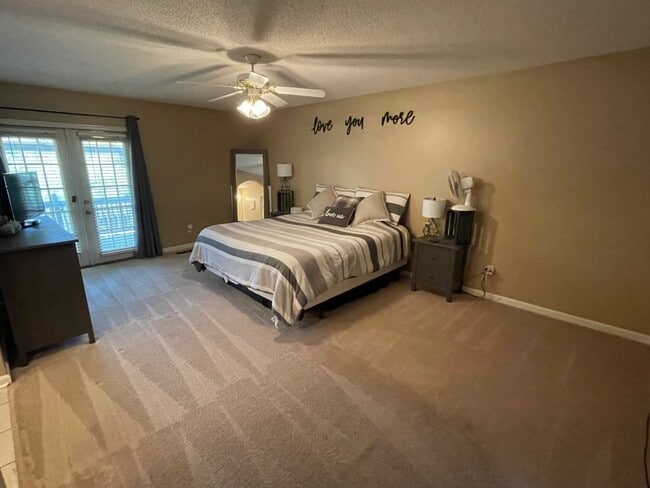 Building Photo - 404 Sandy Oak Dr