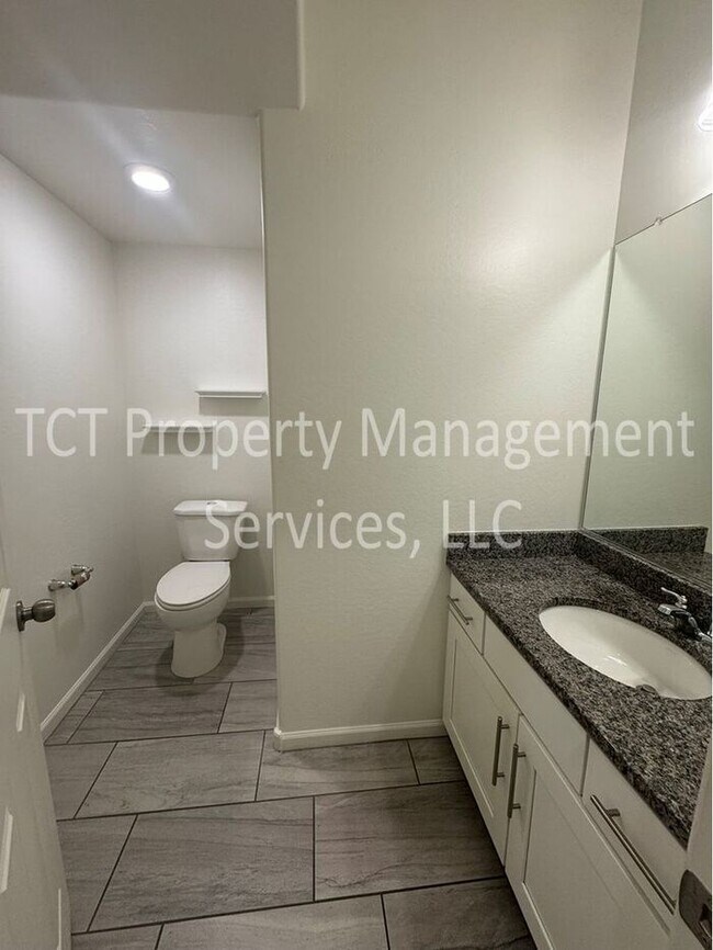 Building Photo - Beautifully maintained home in gated Layton Lakes