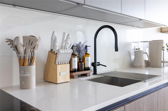 Building Photo - 580 72nd St