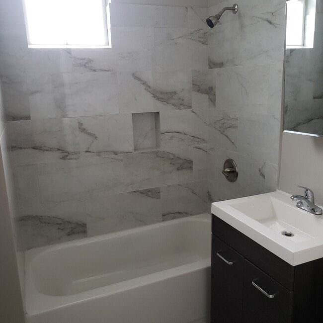 Bathroom 1 Shower/Tub - 8421 Cohn St
