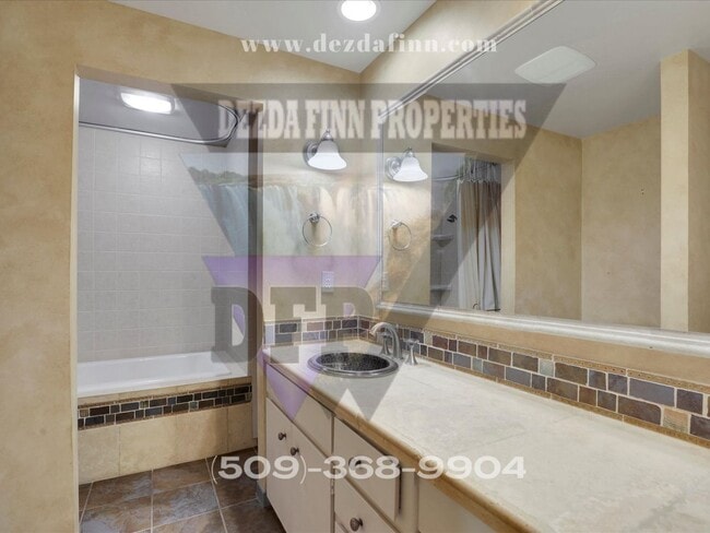 Building Photo - 3,700 sqft of Quiet Luxury & Stunning Views