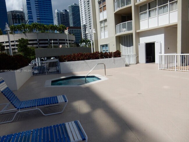 Building Photo - 1420 Brickell Bay Dr