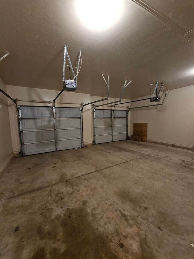 Building Photo - (3) Bed/(2) Bath In Tuscany Court Avail NOW!