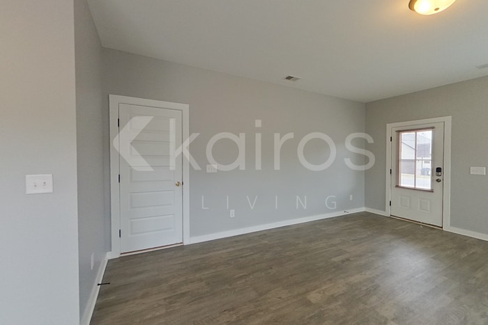 Building Photo - 180 White Oak Cir