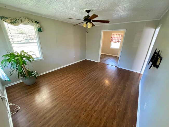 Building Photo - 3 Bed/1 Bath for Rent in Brandon 042! Pear...