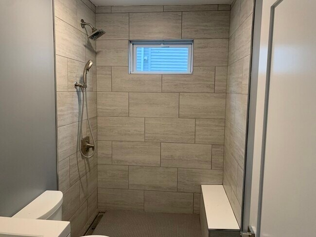 Building Photo - 115 Shore Dr