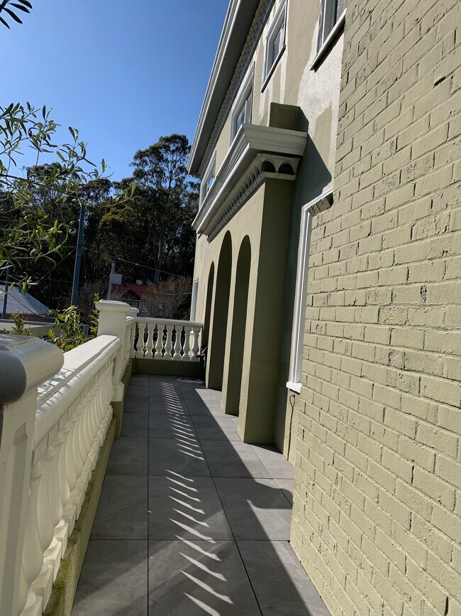 Building Photo - 1650 Portola Dr