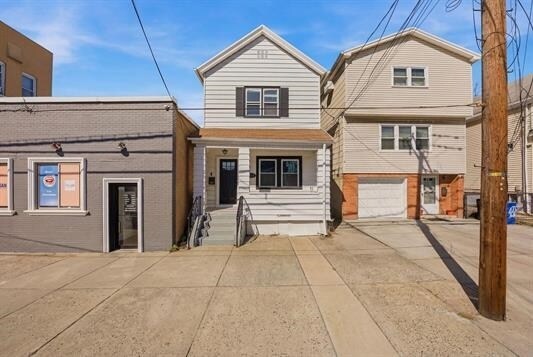 Building Photo - 139 W 51st St