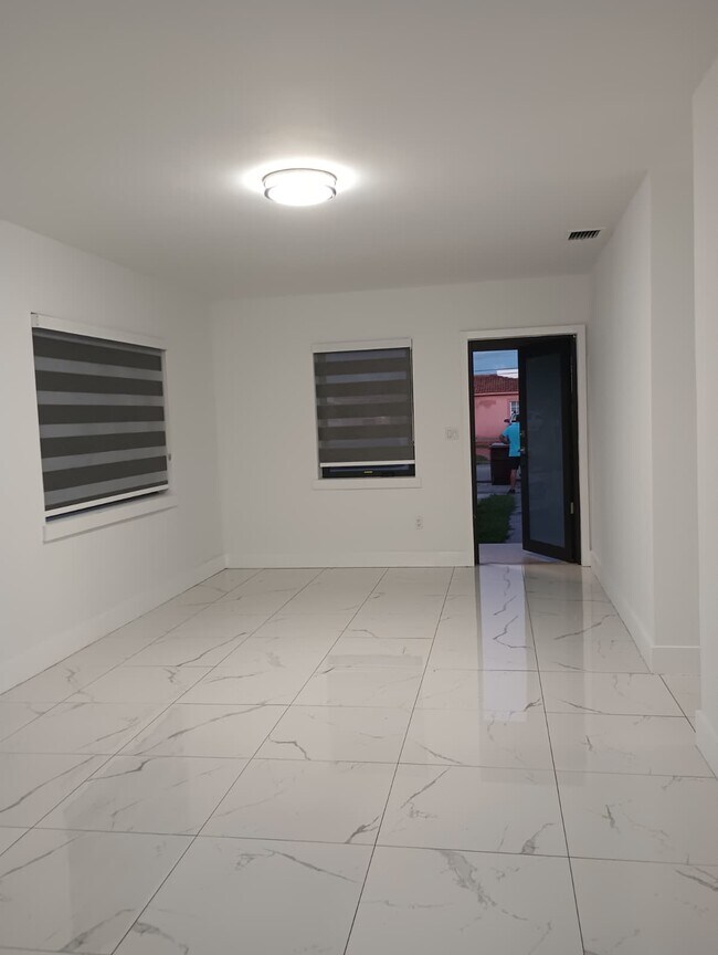 Building Photo - 3820 E 9th Ln