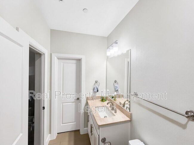 Building Photo - 15850 Quorum Dr