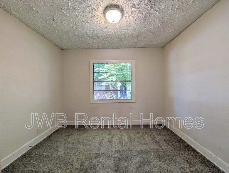Building Photo - 1539 W 13th St