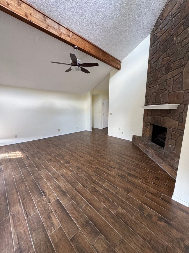 Building Photo - 3 Bedroom 2 Bath Beautiful home