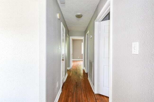 Building Photo - 1623 Camille St