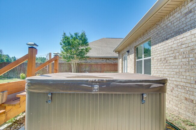 Building Photo - Highly desired 4/2.5 Gulf Breeze Home with hot tub!