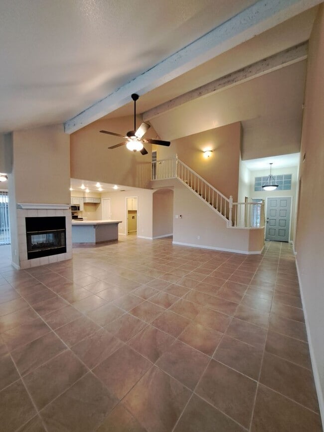 Building Photo - Stunning Large 4 Bedroom Home! Located Near Cedar & Nees!