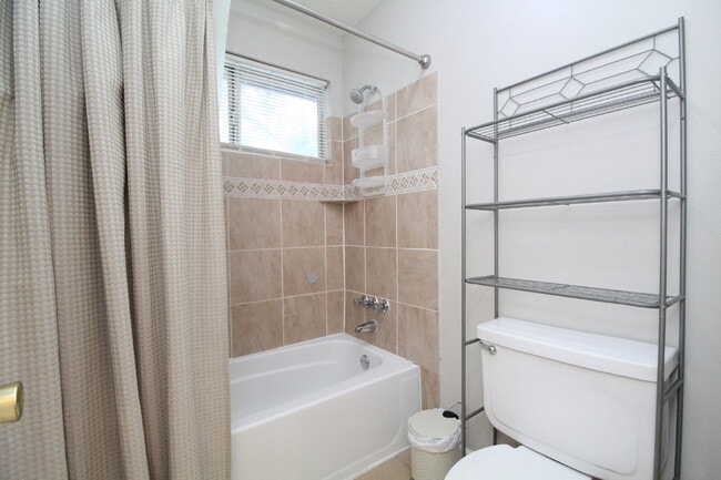Building Photo - Updated 2BR/1.5BA End-Unit Townhome Near N...
