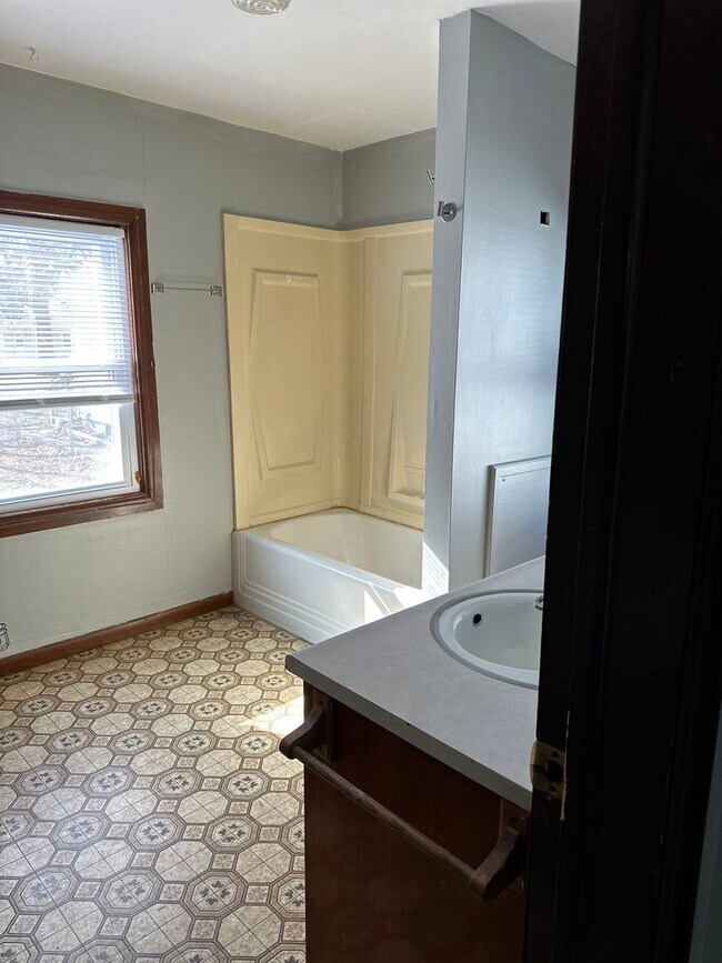 Building Photo - 916 Evergreen Ave