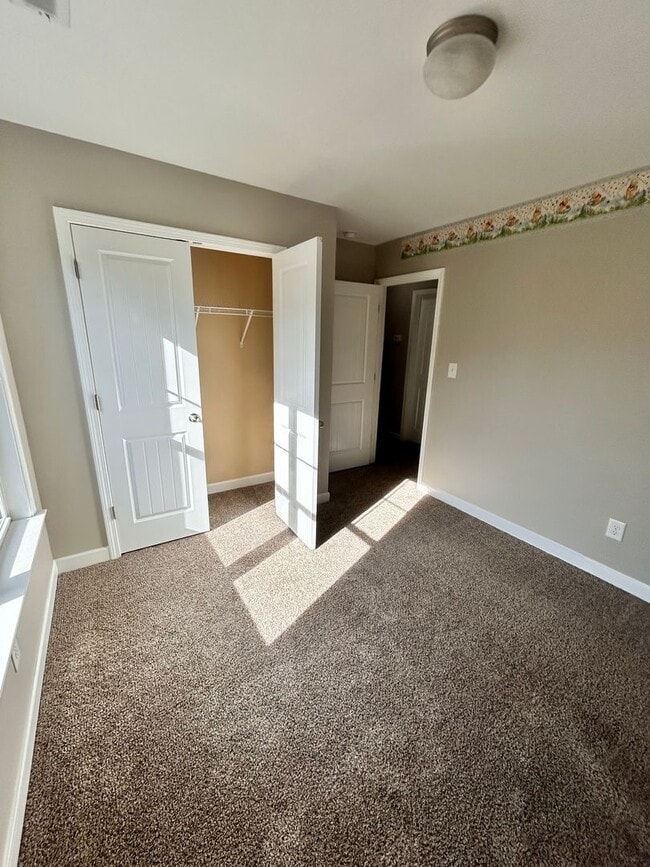 Building Photo - Large family rental available in Maple Hill