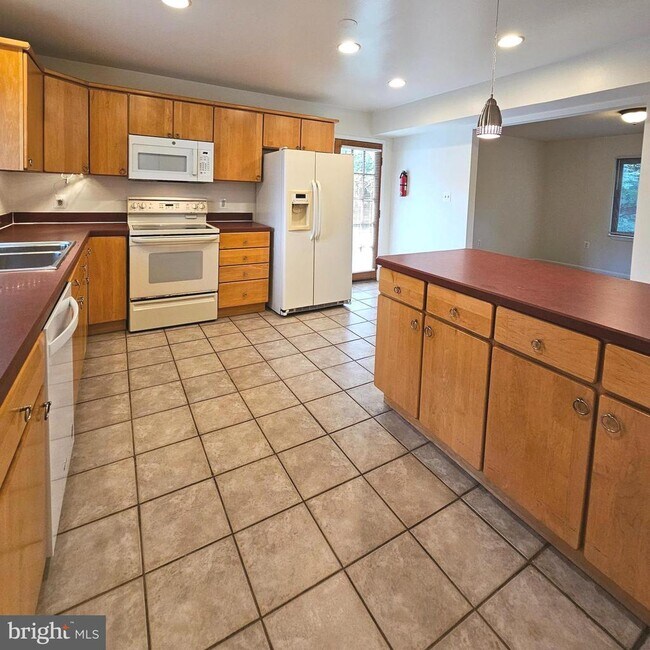 Building Photo - 1108 N Rockingham St