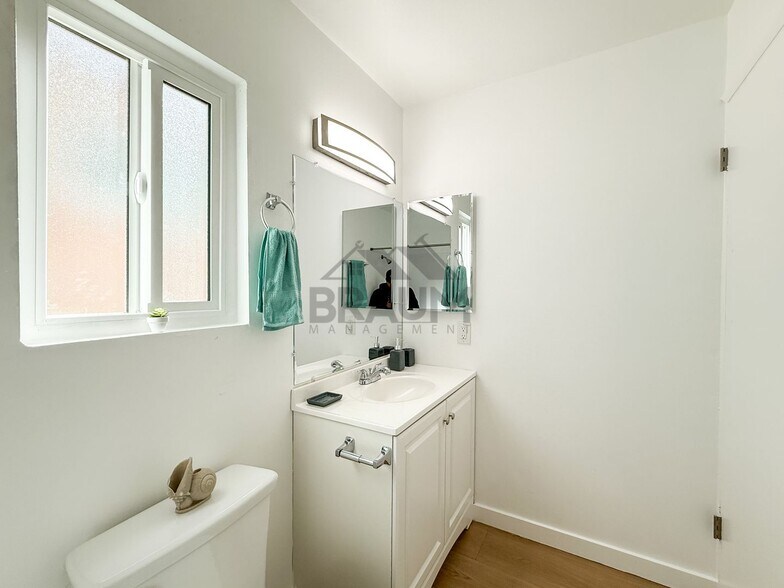 Building Photo - 13347 Victory Blvd