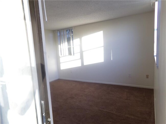 Building Photo - 1830 N Lauderdale Ave