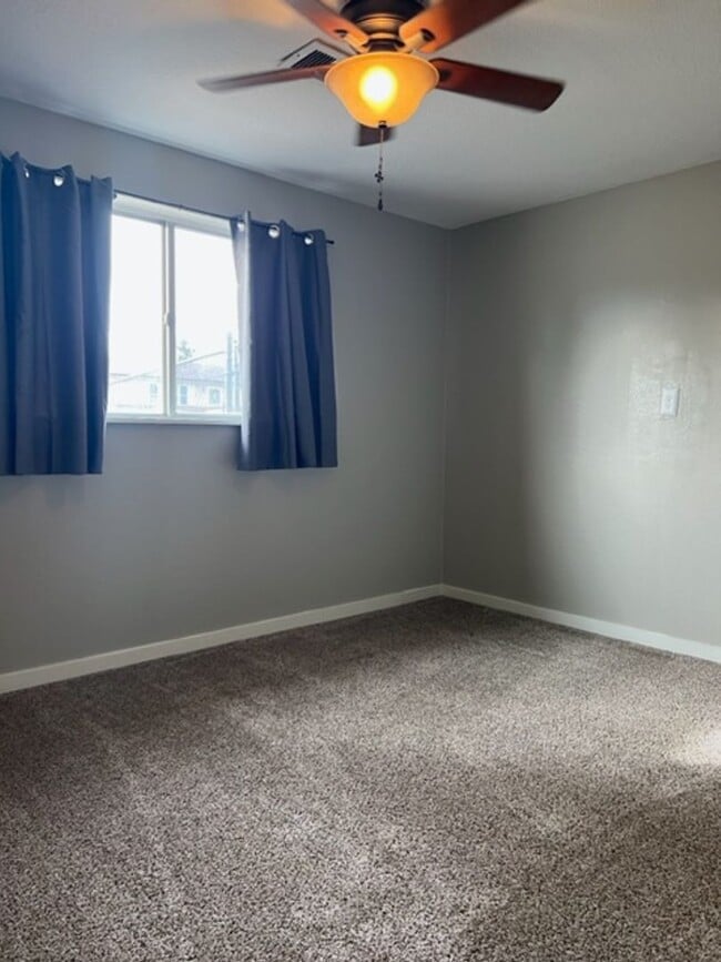 Building Photo - 5 Bedroom on a large corner lot in the hea...