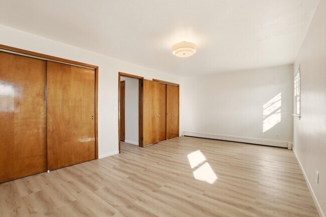 Building Photo - 576 Avenue East Unit