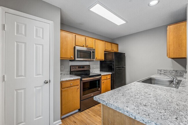 Building Photo - SW - Like New Home, Vaulted LR Ceiling, Fire Place, Wood Flooring, Several Updates!