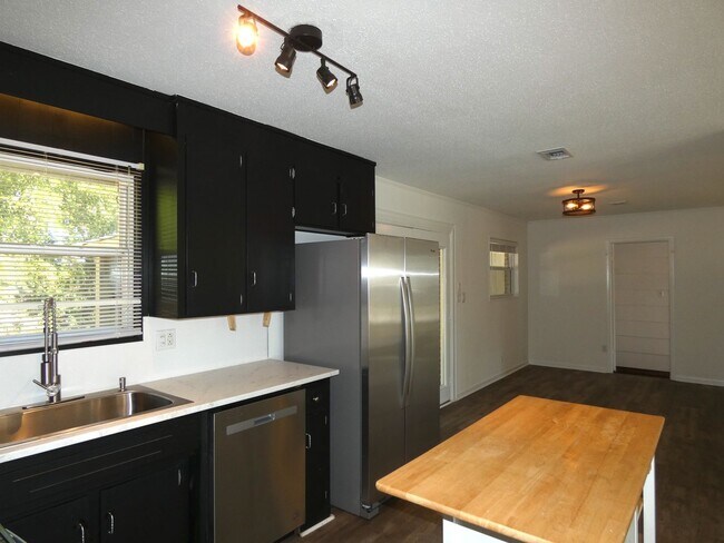 Building Photo - Charming 3-Bedroom Home - Scenic Hwy