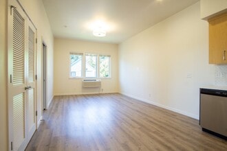 Building Photo - SUMMER SPECIAL: Top Floor Modern 2 Bdr w/ W&D + AC!
