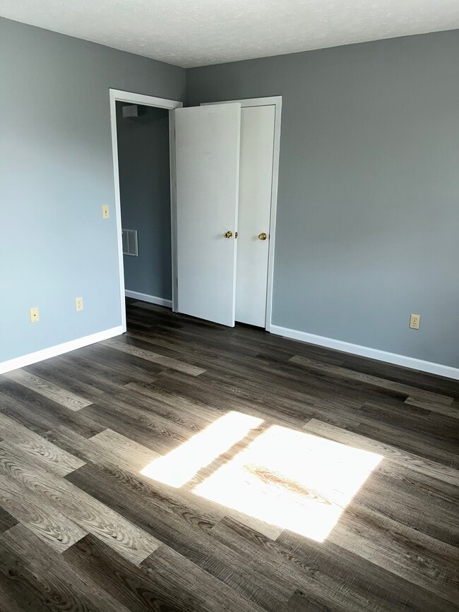 Building Photo - 1525 Meadow Spring Dr