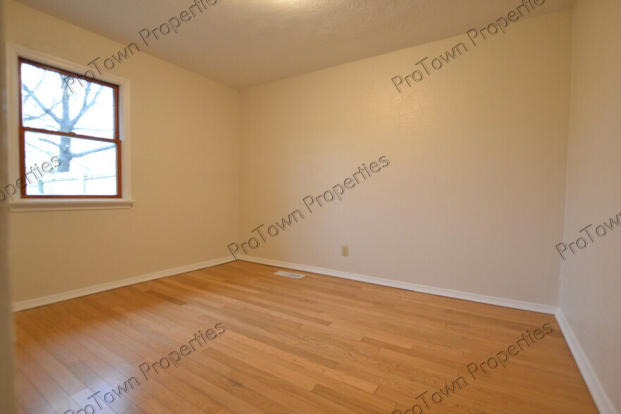 Building Photo - 16 S Hammes Ave