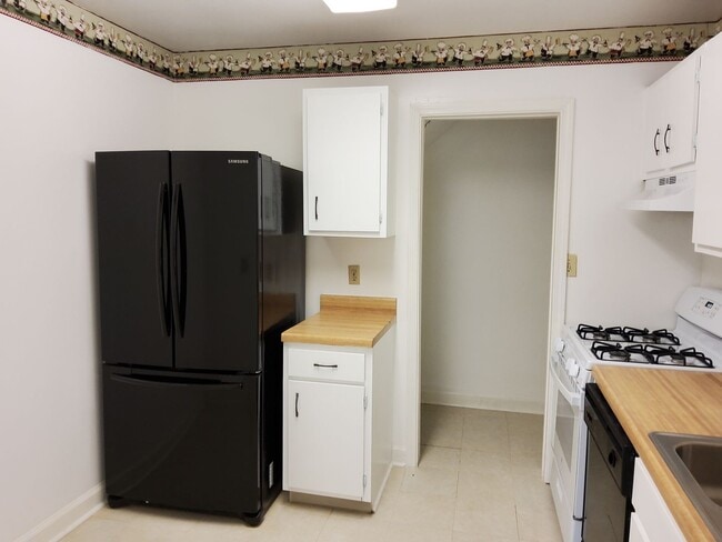 Building Photo - Golf Course Townhome- Style Condo Near WFU!