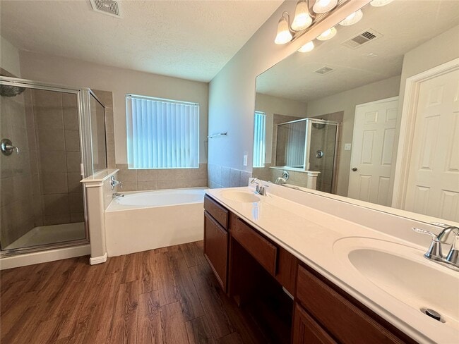 Building Photo - 11807 Green Colling Park Dr