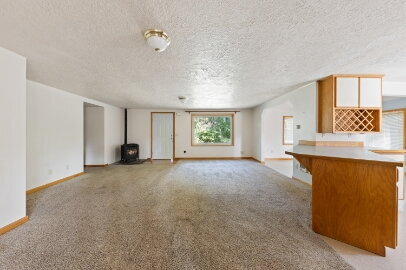 Building Photo - Spacious home with outbuilding