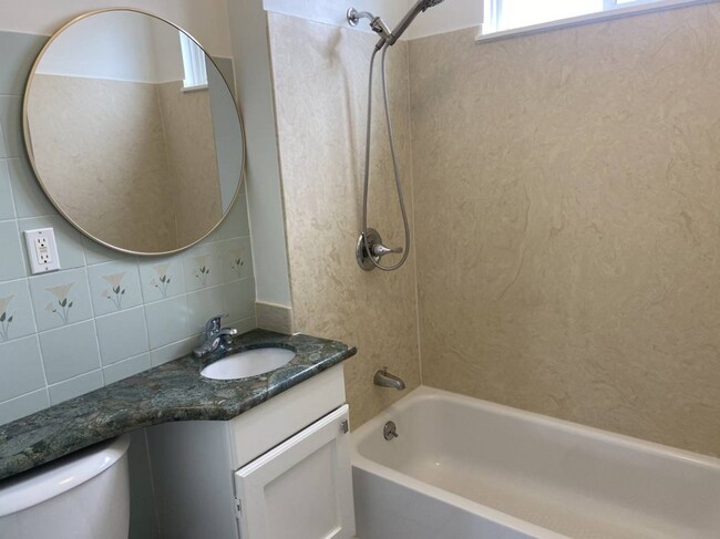 Building Photo - Top Floor Remodeled 2BD/1BA Flat Available Now!