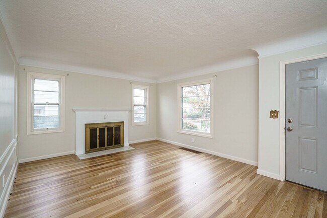 Building Photo - PET FRIENDLY Super Cute Craftsman Home 3 bedroom 1 Bath with Basement