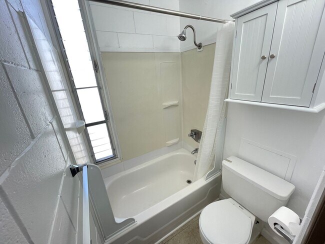 Building Photo - Recently Remodeled Studio In The Heart of Waikiki.