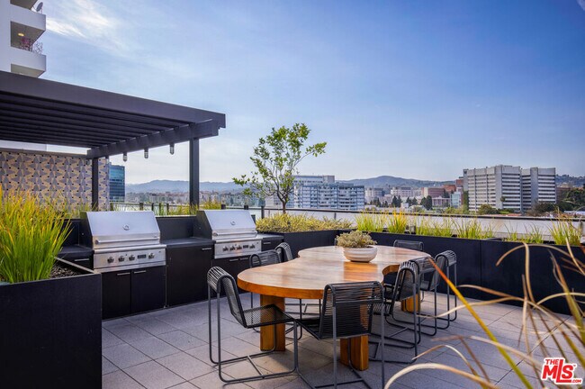 Building Photo - 10777 Wilshire Blvd