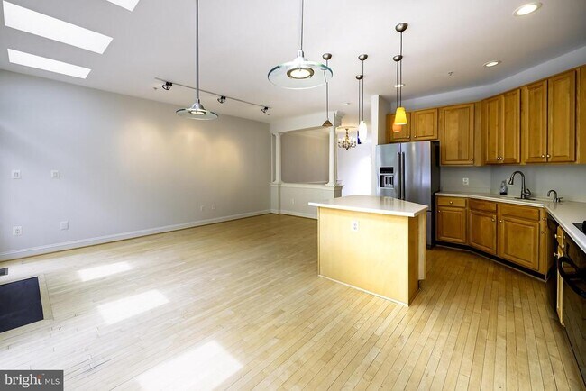 Building Photo - 1156 Regal Oak Dr
